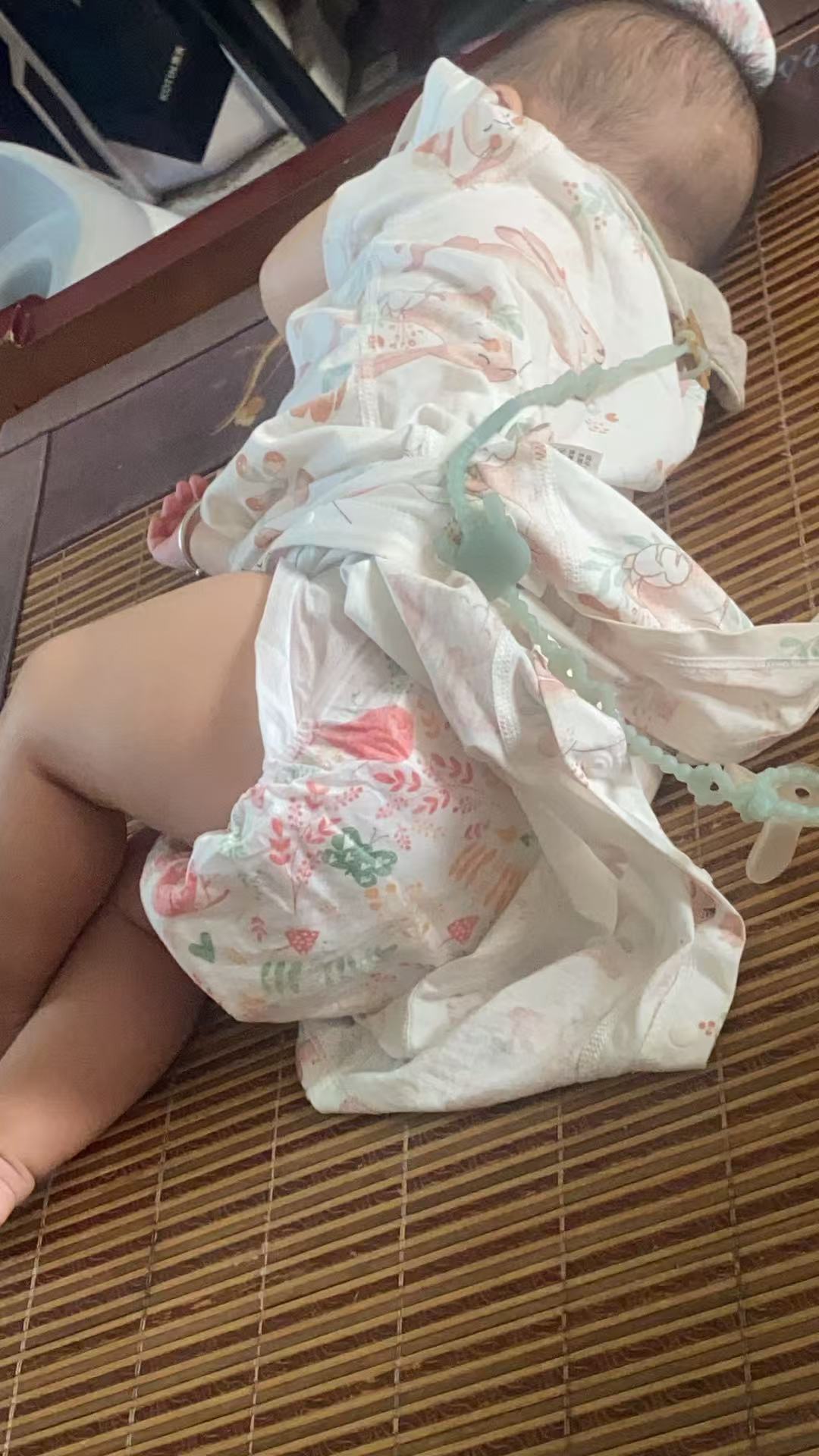宝宝尿不湿满了但睡熟了要不要换