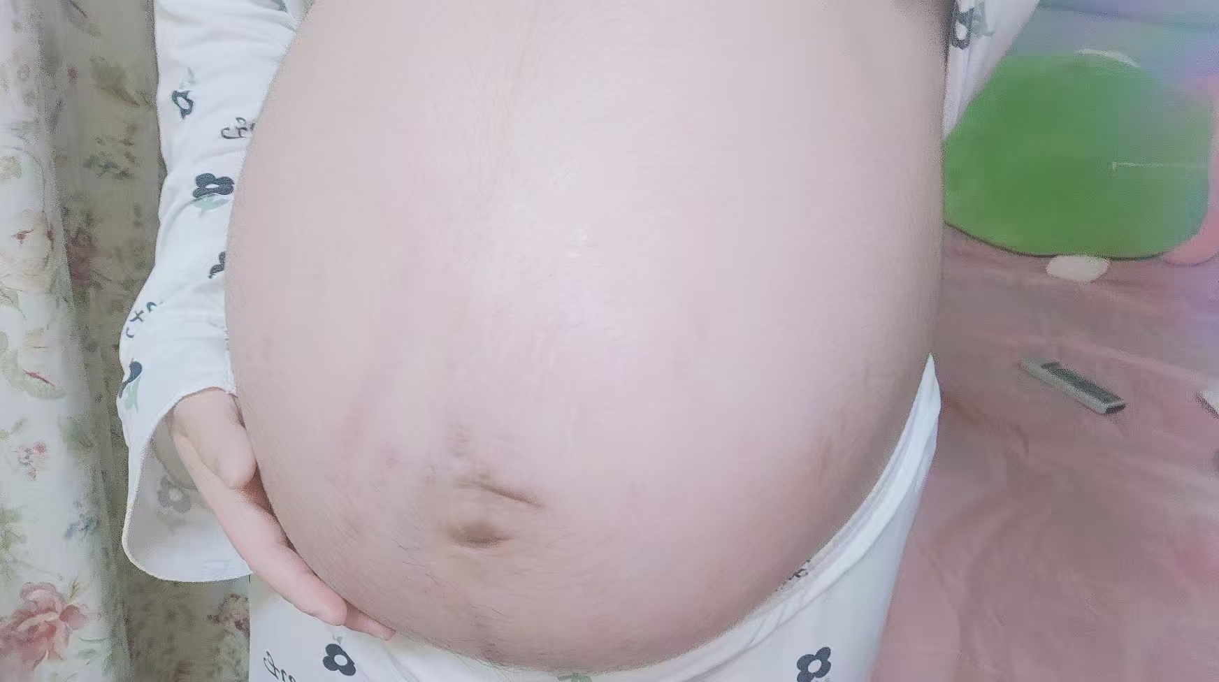 孕晚期肚子大得像双胞胎，好想快点卸货