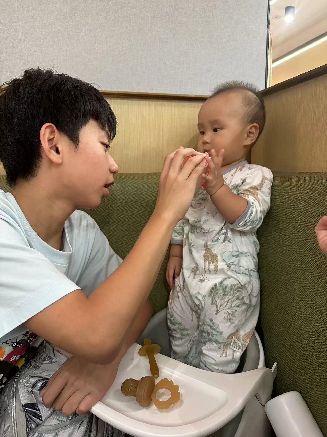 宝宝成长里程碑：七个月就会自己坐起来啦！
