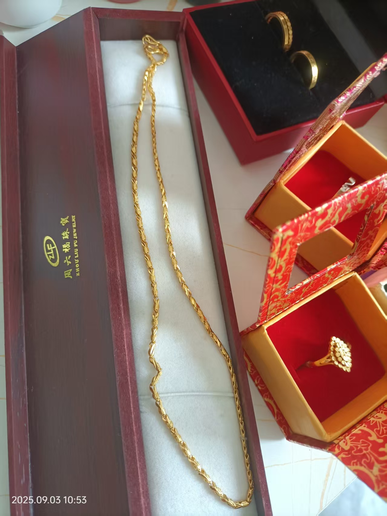 黄金价格飞涨，结婚刚需如何选择？