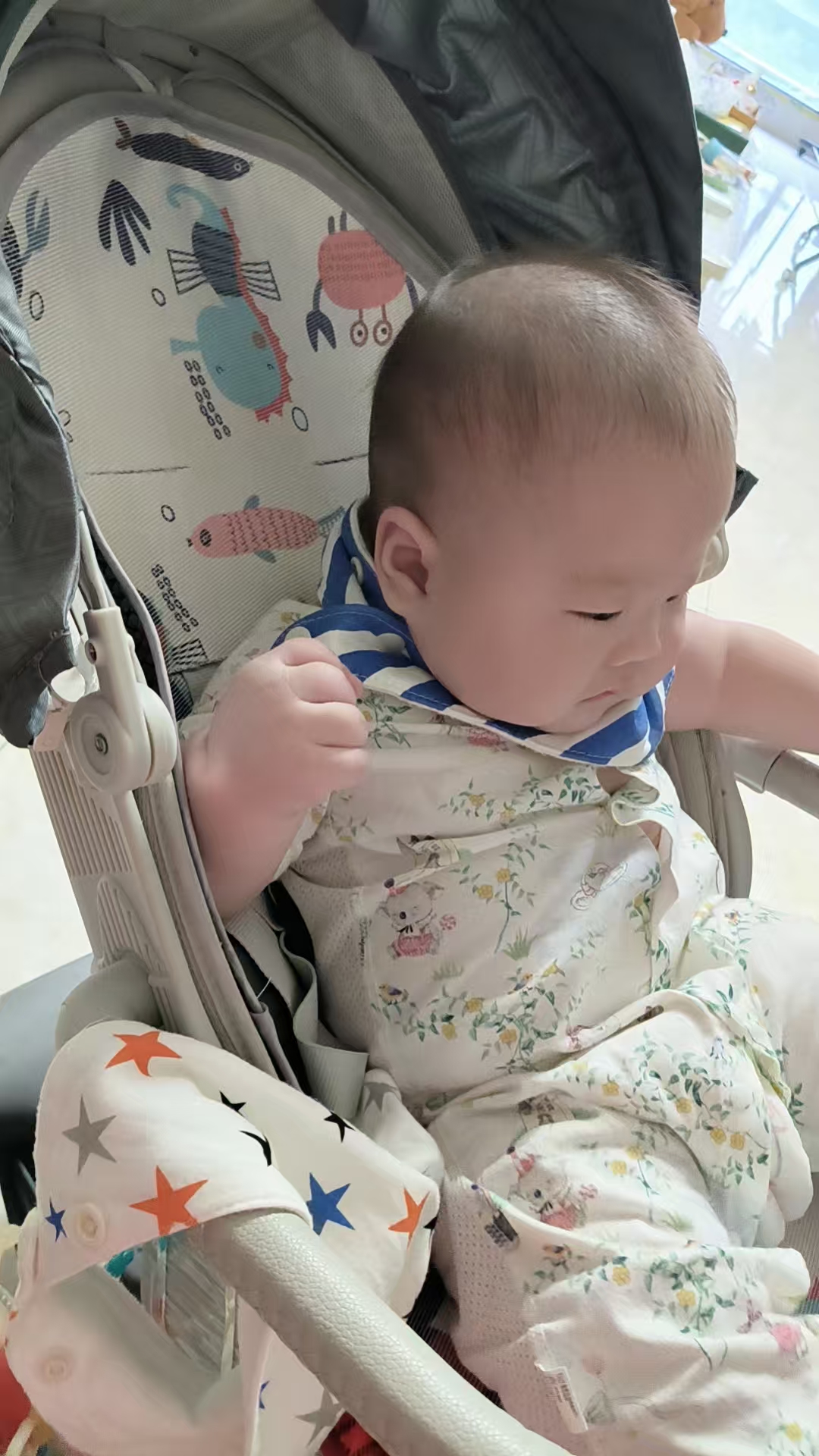 宝宝五个月就想坐起来怎么办