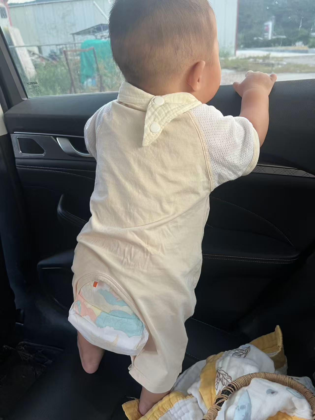 宝宝八个月还不会坐不会爬，正常吗？