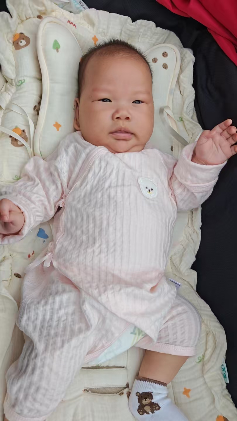 半夜给宝宝换尿不湿的崩溃瞬间