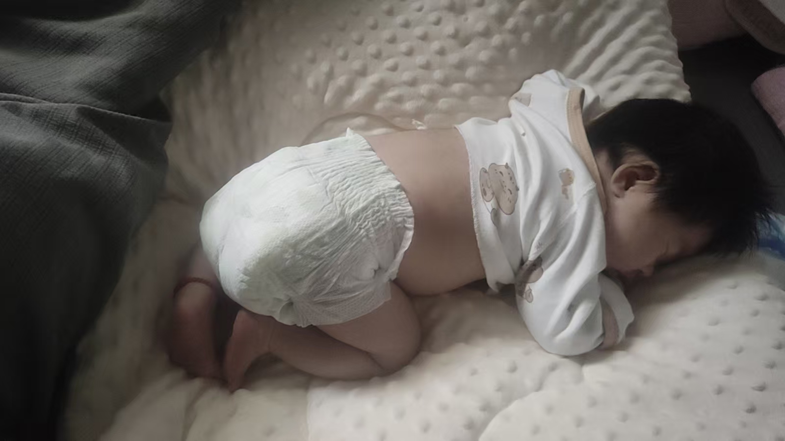 宝宝趴睡缓解肠胀气的小妙招