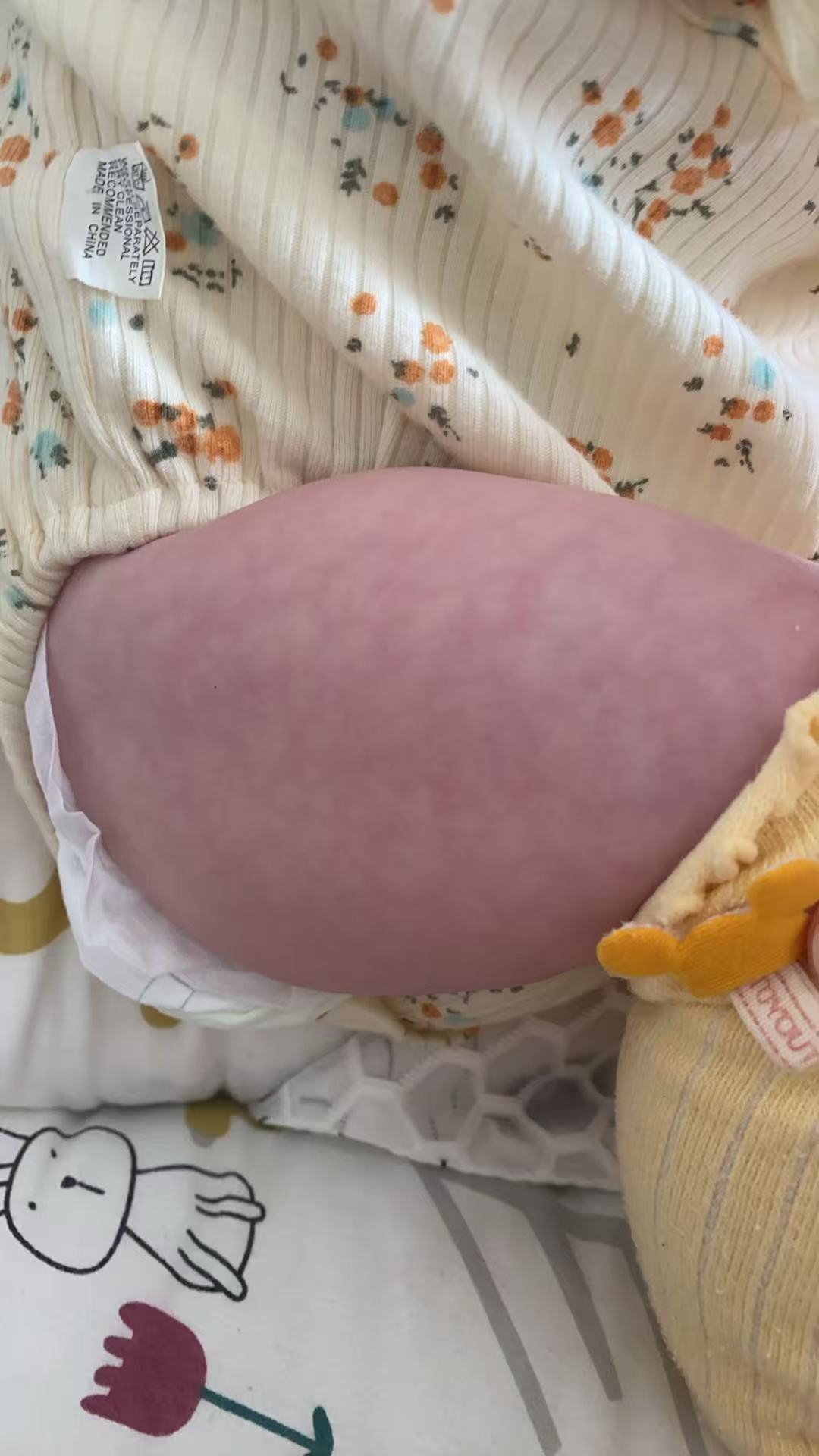宝宝剃光头后的可爱瞬间