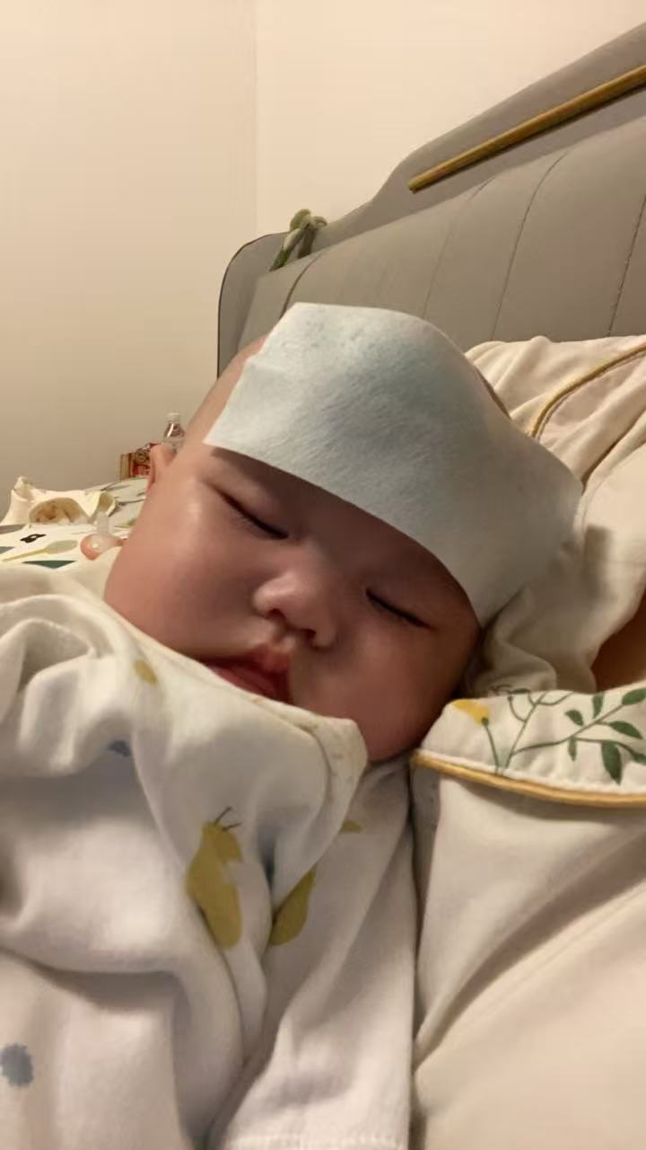 宝宝突然发烧，新手妈妈好焦虑