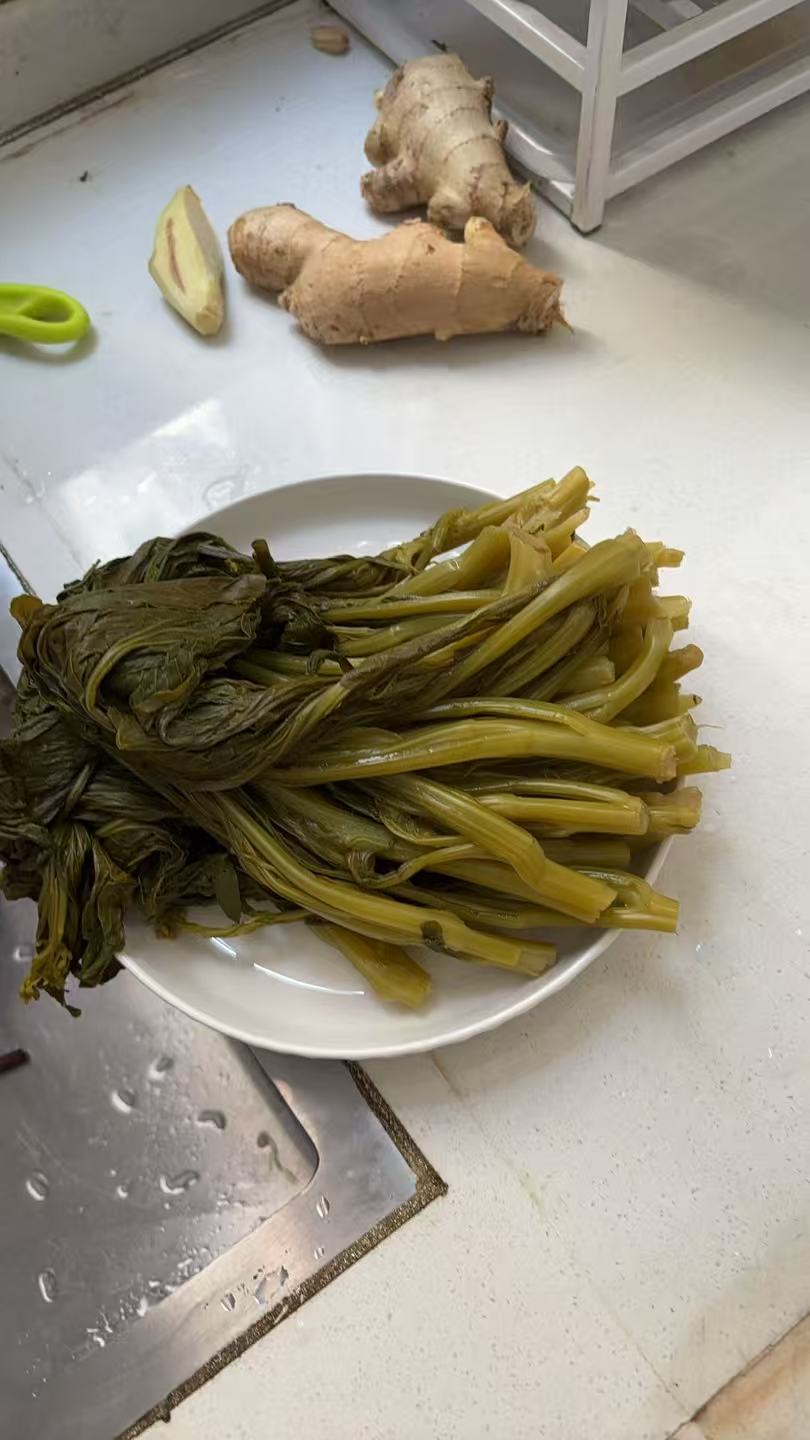 孕期饮食分享：自制酸菜炒饭和秋葵的美味体验