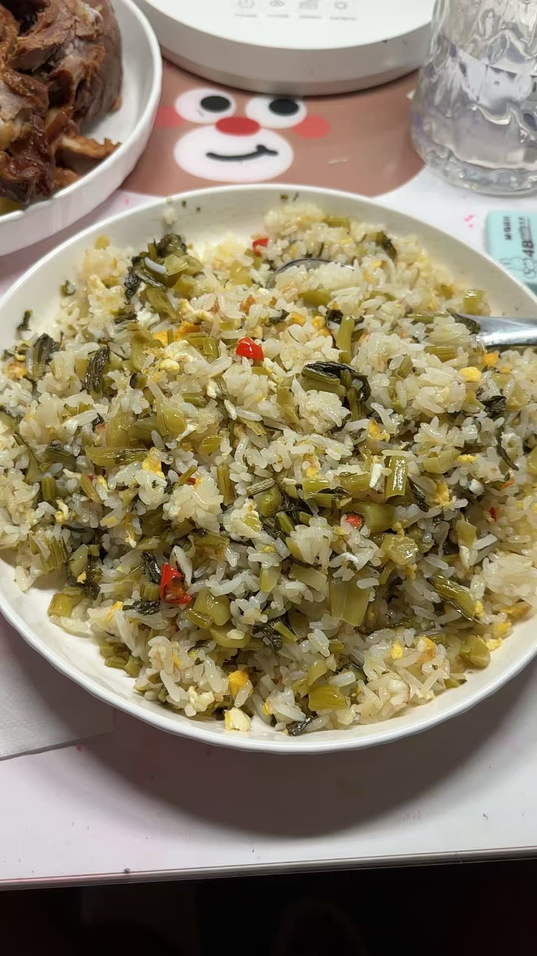孕期饮食分享：自制酸菜炒饭和秋葵的美味体验