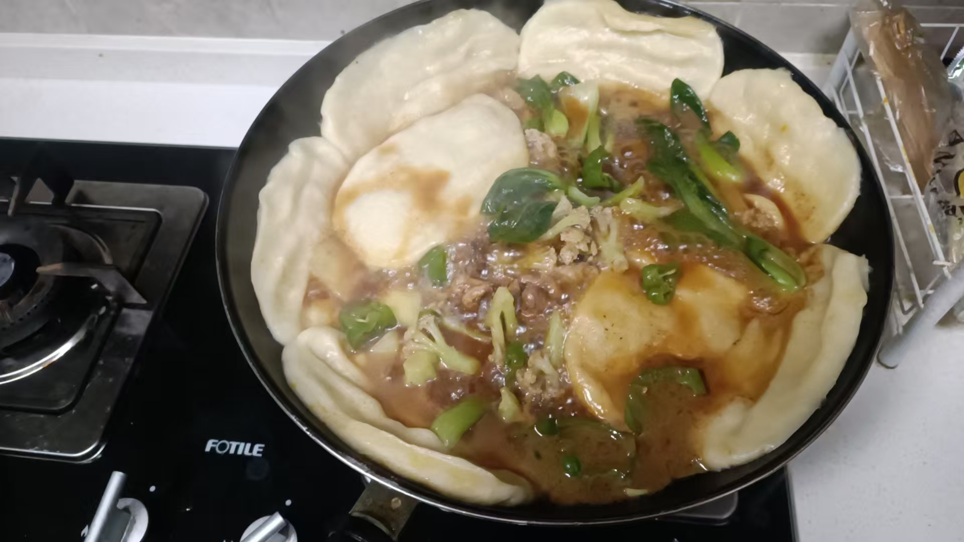 宝宝频繁吃奶又尿尿,是没吃饱吗?